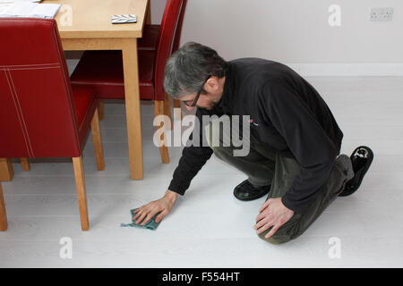 Mann Reinigung Boden Stockfoto