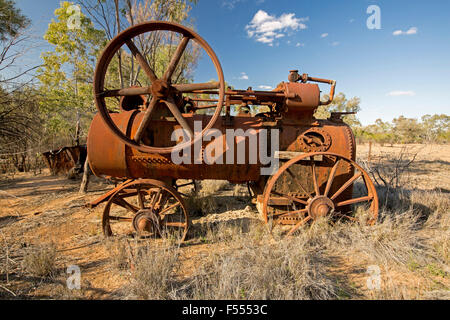 Historische alte Dampf-Motor, aufgegeben und Rost im Currawinya Nationalpark, outback Australien unter blauem Himmel Stockfoto