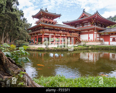 Byodo-in Tempel und Koi-Teich. Dieser friedliche buddhistische Tempel ist wunderschön gelegen im Tal der Tempel Stockfoto