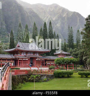 Byodo-in Tempel und die umliegenden nebligen Berge. Dieser friedliche buddhistische Tempel ist wunderschön gelegen im Tal der Tempel Stockfoto