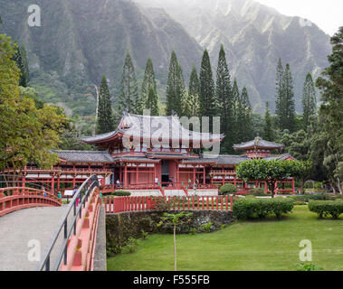 Byodo-in Tempel und Eingang Brücke. Dieser friedliche buddhistische Tempel ist wunderschön gelegen im Tal der Tempel Stockfoto