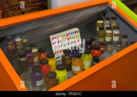 Keswick Pencil Museum. Eine Hand schriftlichen Farbkarte und eine Sammlung von alten und staubigen pigment-Gläser in einer Vitrine ausgestellt Stockfoto