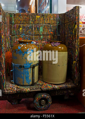 Keswick Pencil Museum. Zwei alte Steingut Urnen auf einem Farbe bespritzt alten hölzernen Wagen angezeigt. Stockfoto