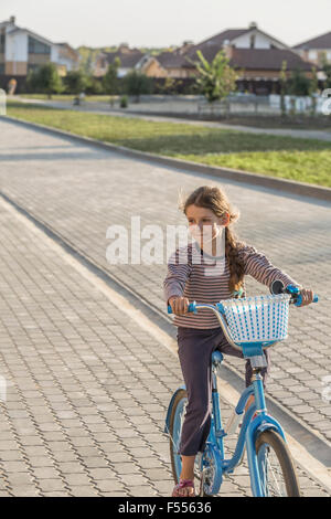 Mädchen auf Wanderweg Radfahren Stockfoto