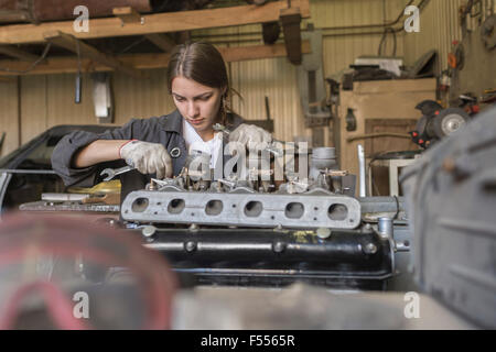 Mechanische Reparatur von Auto-Motor in der garage Stockfoto