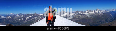 Panoramablick vom Gipfel des Mt. Breithorn in Richtung fr.l. Mont Blanc, Grand Combin, Dent Hérens, Matterhorn (hinter Climber) Stockfoto