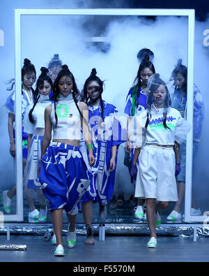 Peking, China. 27. Oktober 2015. Modelle zeigen Kreationen von chinesischen Designer Wei Chao während der China Fashion Week in Peking, Hauptstadt von China, 27. Oktober 2015. Bildnachweis: Chen Jianli/Xinhua/Alamy Live-Nachrichten Stockfoto