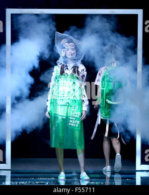 Peking, China. 27. Oktober 2015. Modelle zeigen Kreationen von chinesischen Designer Wei Chao während der China Fashion Week in Peking, Hauptstadt von China, 27. Oktober 2015. Bildnachweis: Chen Jianli/Xinhua/Alamy Live-Nachrichten Stockfoto