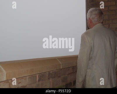 Newcastle Upon Tyne, 28. Oktober 2015, Großbritannien Wetter. Ein Mann, nebliges Wetter auf dem Balkon eines Mehrfamilienhauses mit Blick auf den Fluss Tyne bei Tynemouth zu beobachten. Bildnachweis: James Walsh/Alamy Live-Nachrichten Stockfoto