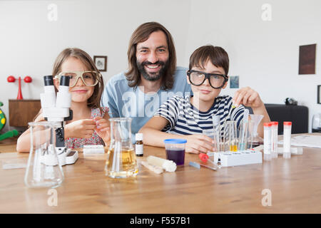 Porträt von Vater und Kindern tut wissenschaftliches Experiment zu Hause Stockfoto