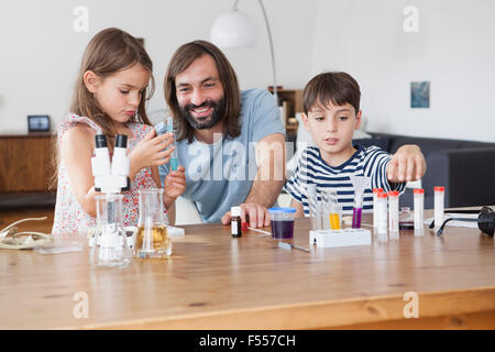 Vater und Kinder Wissenschaft experimentieren auf Tisch im Haus Stockfoto