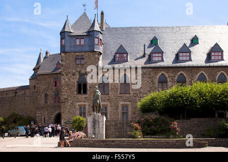 Europa, Deutschland, Nordrhein-Westfalen, Solingen, Schloss Burg Im Stadtteil Burg, Reiterdenkmal von Erzbischof Engelbert II, G Stockfoto
