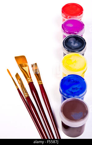 Flaschen mit Gouache Farben und verschiedene Arten von Bürsten für künstlerische Gemälde. Stockfoto