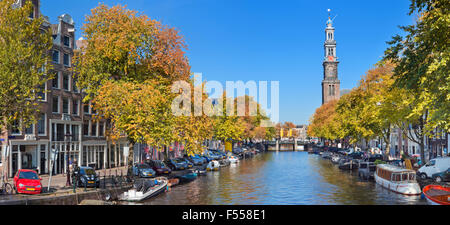 Einen Kanal mit der Westerkerk Turm in der Stadt Amsterdam, Niederlande. Fotografiert an einem schönen Tag im Frühherbst. Stockfoto