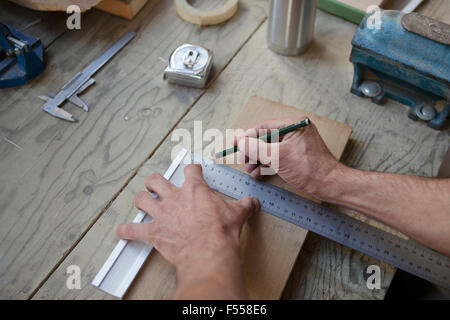 Bild von männlichen Carpenter Markierung auf dem Brett in Werkstatt zugeschnitten Stockfoto