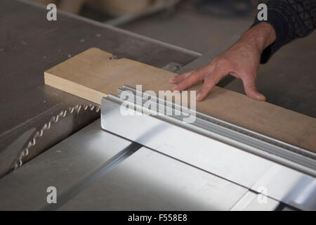 Zugeschnittenes Bild der Tischler mit Schiebetisch sah in Werkstatt Stockfoto