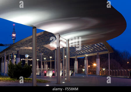 DEU, Deutschland, Nordrhein-Westfalen, Ruhrgebiet, Dortmund, U-Bahnstation eine der Westfalenhalle, Messe Dortmund, Fernsehturm Fl Stockfoto