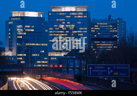 DEU, Deutschland, Nordrhein-Westfalen, Ruhrgebiet, Essen, sterben Autobahn A 40, Blick Zu Den Gebaeuden der Evonik Industries AG vor Stockfoto