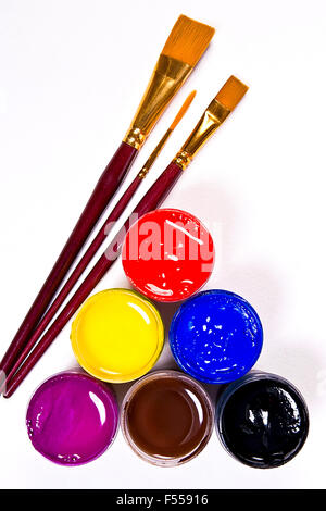Flaschen mit Gouache Farben und verschiedene Arten von Bürsten für künstlerische Gemälde. Stockfoto