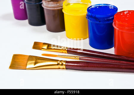 Flaschen mit Gouache Farben und verschiedene Arten von Bürsten für künstlerische Gemälde. Stockfoto