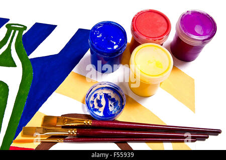 Flaschen mit Gouache Farben und verschiedene Arten von Bürsten für künstlerische Gemälde. Ursprünglichen künstlerischen Malerei von Stillleben auf th Stockfoto
