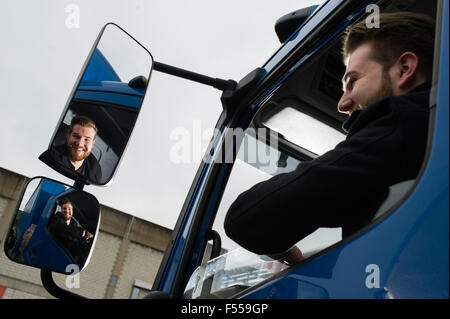 junge LKW-Fahrer in den Spiegel (MR) Stockfoto