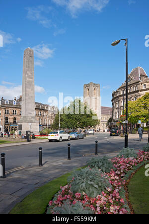 Kriegsdenkmal und St. Peter's Church das Stadtzentrum im Sommer Harrogate North Yorkshire England Großbritannien GB Großbritannien Stockfoto