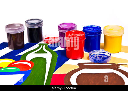 Flaschen mit Gouache Farben und verschiedene Arten von Bürsten für künstlerische Gemälde. Ursprünglichen künstlerischen Malerei von Stillleben Stockfoto