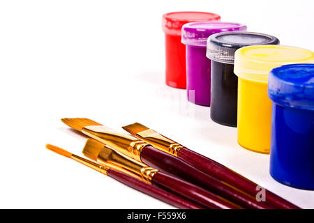 Flaschen mit Gouache Farben und verschiedene Arten von Bürsten für künstlerische Gemälde. Stockfoto