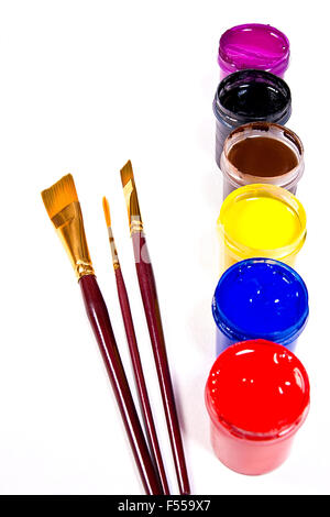 Flaschen mit Gouache Farben und verschiedene Arten von Bürsten für künstlerische Gemälde. Stockfoto