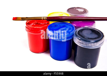 Flaschen mit Gouache Farben und verschiedene Arten von Bürsten für künstlerische Gemälde. Stockfoto