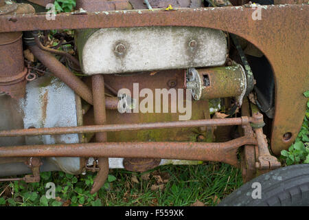 Motor und Dynamo an einem verlassenen Ferguson TED-Bauernhof-Traktor in der Nähe von Snailbeach auf die Stiperstones, Shropshire, England, UK Stockfoto