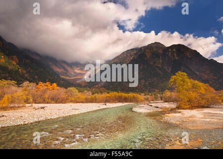 Herbstfärbung entlang des Azusa-Flusses in Kamikochi National Park (上高地) in Japan. Stockfoto