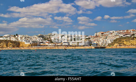 Die Stadt Albufeira an der Algarve in Portugal, die aus dem Meer entnommen. Stockfoto