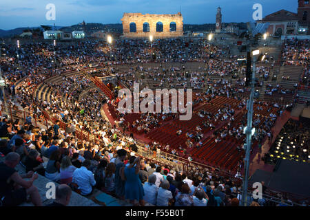 Zuschauer im Roman Amphitheatre anzeigen Oper "Nabucco" b G. Verdi, Verona, Veneto, Italien Stockfoto