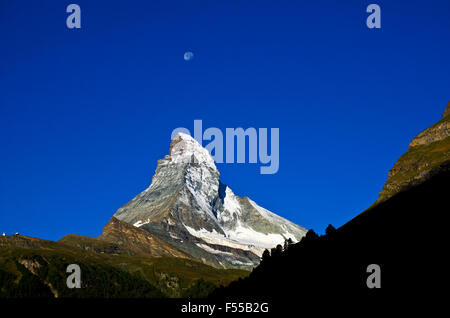 Matterhorn und Mond bei Sonnenaufgang gesehen von Zermatt, Schweizer Alpen, Wallis, Wallis, Schweiz Stockfoto