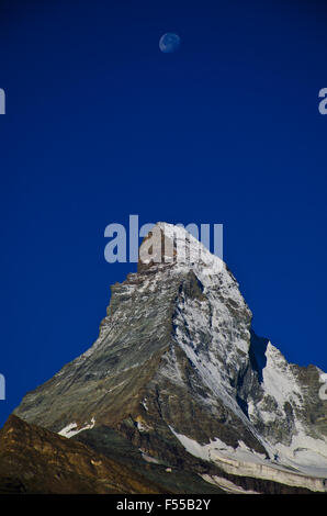 Matterhorn und Mond nach Sonnenaufgang gesehen von Zermatt, Schweizer Alpen, Wallis, Wallis, Schweiz Stockfoto