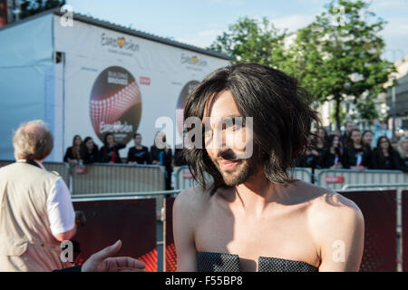 Wien, Österreich. Sonntag, 17. Mai 2015. Conchita, Gewinner des ESC 2014 auf dem Red Carpet Event für den ESC-2015. Stockfoto