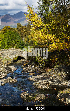 Ashness Brücke in der Nähe von Keswick mit Skiddaw in weit Hintergrund Stockfoto