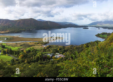 Breites Panorama von Derwentwater im englischen Lake District angesehen von Überraschung in der Nähe von Keswick Stockfoto