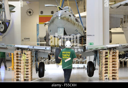 München, Deutschland. 28. Oktober 2015. Ein Kran setzt dem Rumpf einer Messerschmitt Me 262 Kampfflugzeuge ab 1944 neben den freistehenden Flügeln in der Luftfahrt-Halle im Deutschen Museum in München, 28. Oktober 2015. Das Flugzeug wird nicht demontiert und in ein Lager für Renovierungsarbeiten gebracht. Foto: ANDREAS GEBERT/Dpa/Alamy Live-Nachrichten Stockfoto