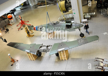 München, Deutschland. 28. Oktober 2015. Ein Kran setzt dem Rumpf einer Messerschmitt Me 262 Kampfflugzeuge ab 1944 neben den freistehenden Flügeln in der Luftfahrt-Halle im Deutschen Museum in München, 28. Oktober 2015. Das Flugzeug wird nicht demontiert und in ein Lager für Renovierungsarbeiten gebracht. Foto: ANDREAS GEBERT/Dpa/Alamy Live-Nachrichten Stockfoto