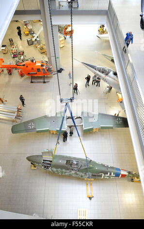 München, Deutschland. 28. Oktober 2015. Ein Kran setzt dem Rumpf einer Messerschmitt Me 262 Kampfflugzeuge ab 1944 neben den freistehenden Flügeln in der Luftfahrt-Halle im Deutschen Museum in München, 28. Oktober 2015. Das Flugzeug wird nicht demontiert und in ein Lager für Renovierungsarbeiten gebracht. Foto: ANDREAS GEBERT/Dpa/Alamy Live-Nachrichten Stockfoto