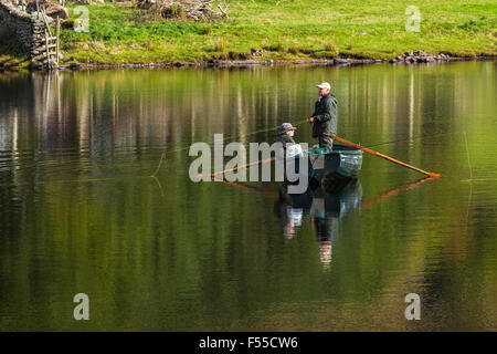 Zwei Angler im Ruderboot Stockfoto