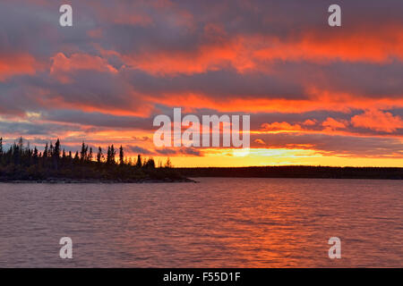 Sonnenuntergang über Ennadai Lake, arktischen Haven Lodge, Nunavut, Kanada Stockfoto