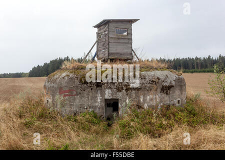 Tschechoslowakische Vorkriegsverteidigungsbefestigungen an der Grenze gebaut Jagd Holzversteck Stand Slavonice, Tschechische Republik Stockfoto