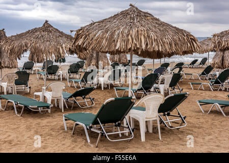 Leere Sonnenliegen am Strand von Agia Marina, Crete. Stockfoto