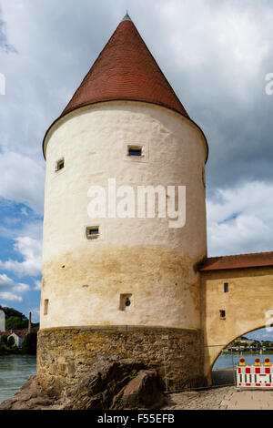 Das 14. Jahrhundert Schaiblings Turm an der Inn-Kai, Passau, Niederbayern, Deutschland. Zeigen hohen Wasserflecken vor Überschwemmungen. Stockfoto