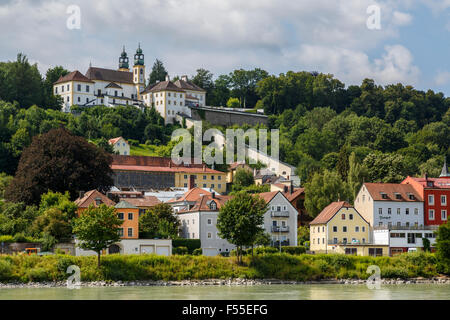 Passau, Niederbayern, Deutschland. An den Ufern des Flusses Inn. Die 1627 Mariahilf Kloster auf einem Hügel. Stockfoto