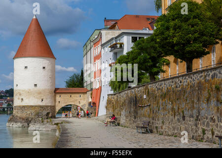 Das 14. Jahrhundert Schaiblings Turm an der Inn-Kai, Passau, Niederbayern, Deutschland. Zeigen hohen Wasserflecken vor Überschwemmungen. Stockfoto